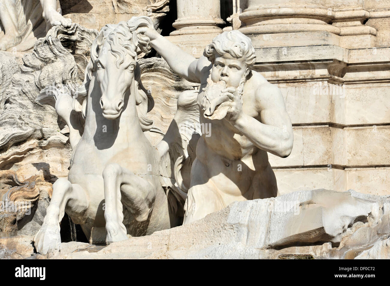 Vista in dettaglio della statua "Cavallo con Triton', alla Fontana di Trevi Fontana di Trevi, Roma, Lazio, l'Italia, Europa Foto Stock