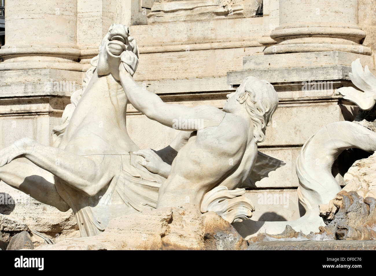 Vista in dettaglio della statua "Cavallo con Triton', alla Fontana di Trevi Fontana di Trevi, Roma, Lazio, l'Italia, Europa Foto Stock