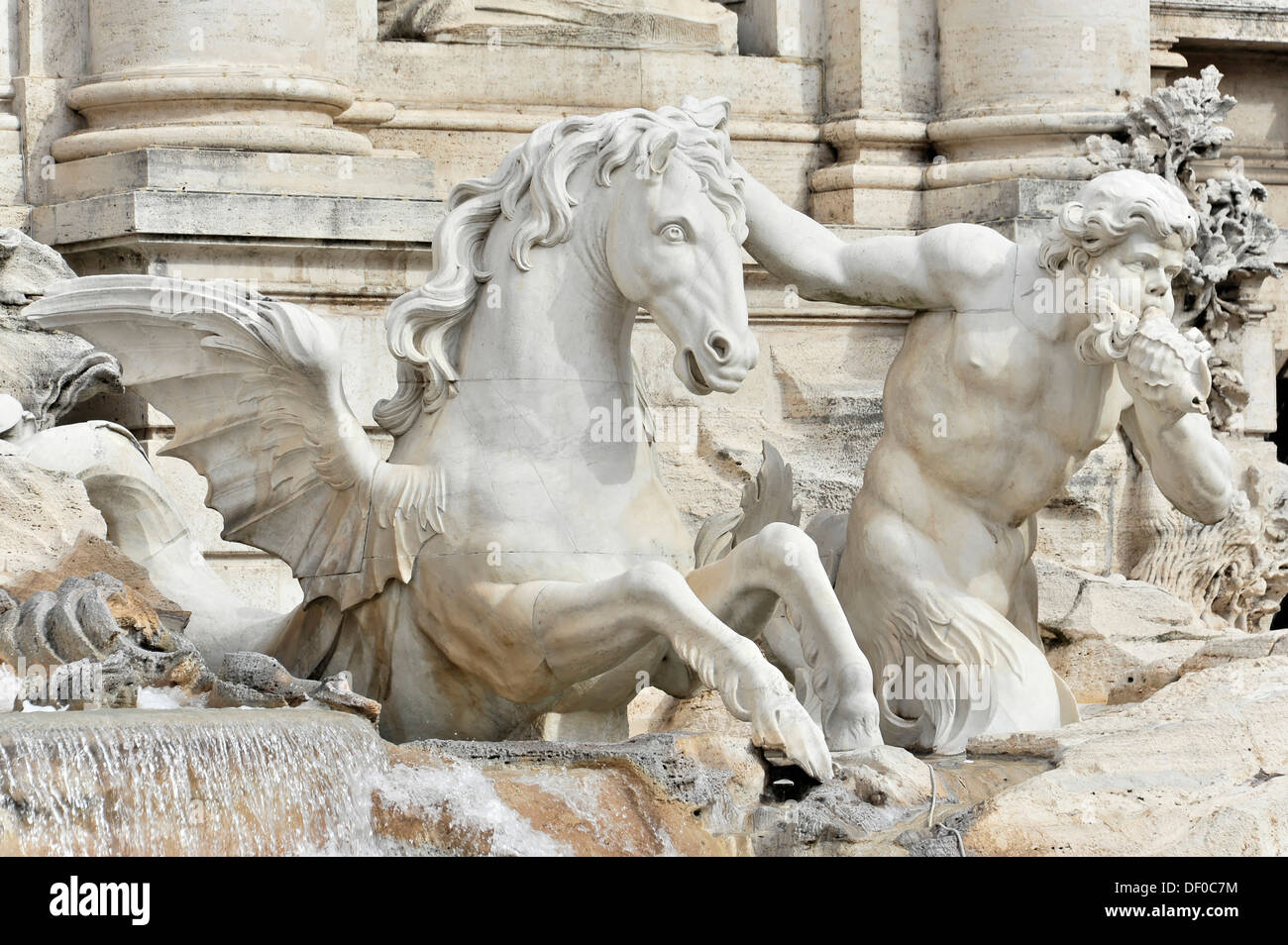 Vista in dettaglio della statua "Cavallo con Triton', alla Fontana di Trevi Fontana di Trevi, Roma, Lazio, l'Italia, Europa Foto Stock