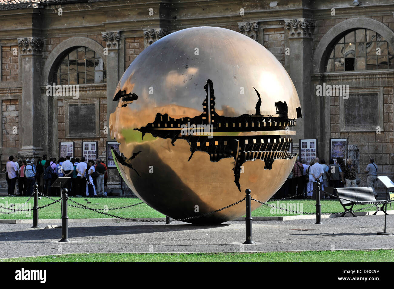 Mappa Monda, sfera sfera, Globe, il Palazzetto del Belvedere, il Cortile della Pigna, Musei Vaticani, Vaticano, Roma, Lazio Foto Stock