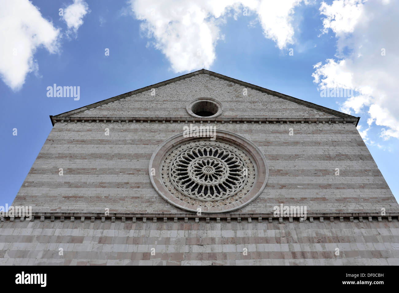 Ingresso, facciata, chiesa di Santa Chiara ad Assisi, Umbria, Italia, Europa Foto Stock