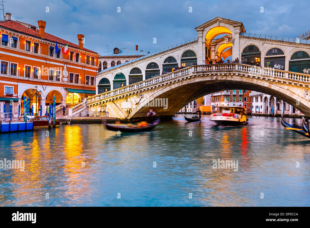 Ponte di Rialto al crepuscolo Foto Stock