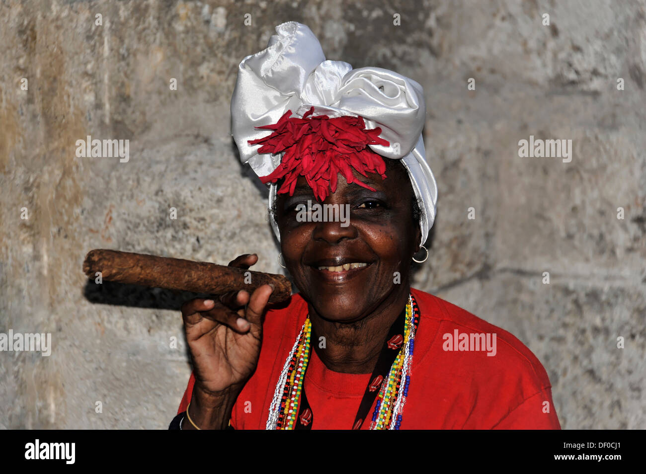 Donna cubana tenendo un sigaro, ritratto, Havana Centrale, Centro Habana, Cuba, Antille Maggiori, America Centrale, America Foto Stock