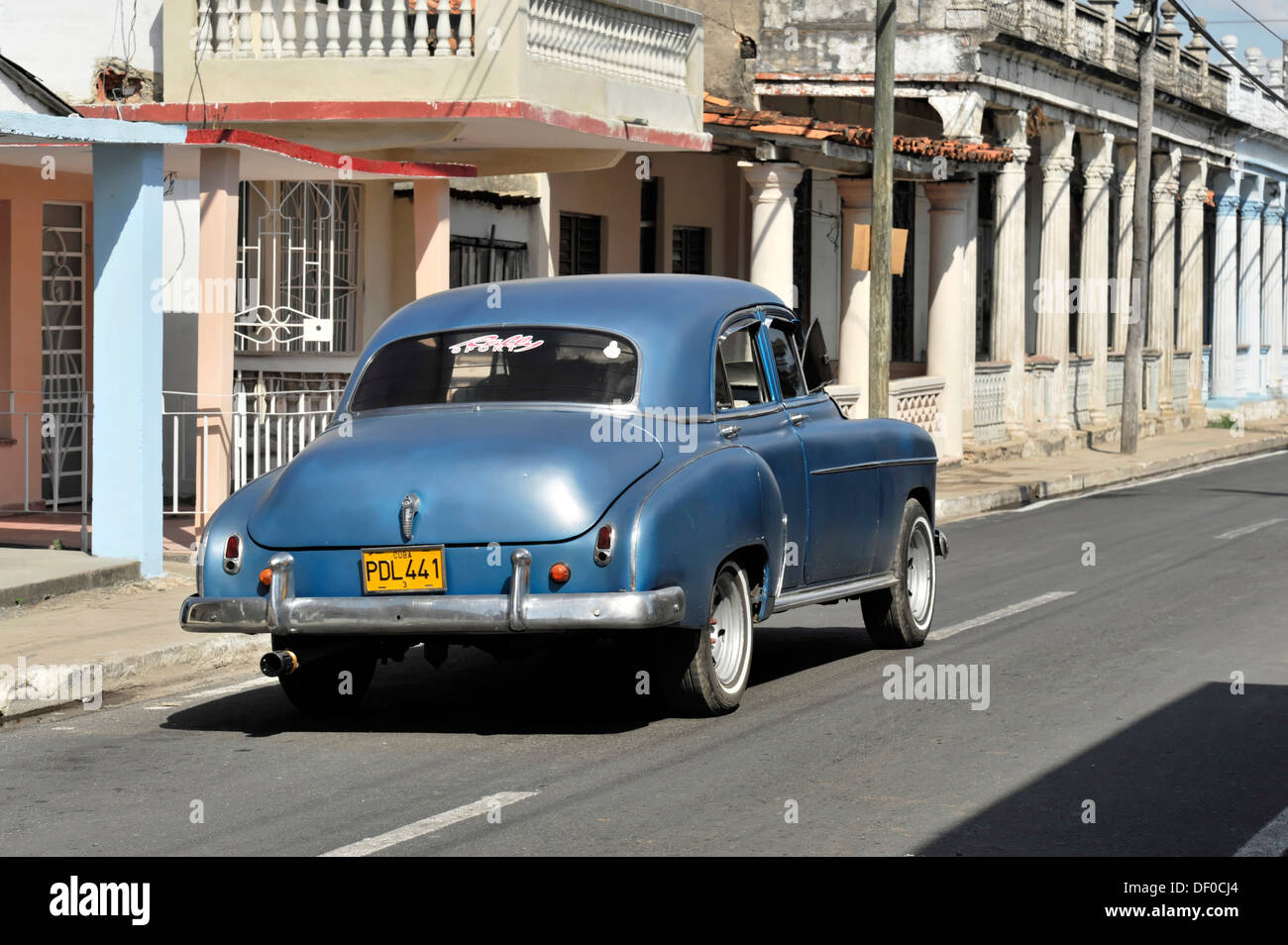 Blu classico auto da 50s, guida vicino a Vinales, Cuba, Antille Maggiori, America Centrale, America Foto Stock