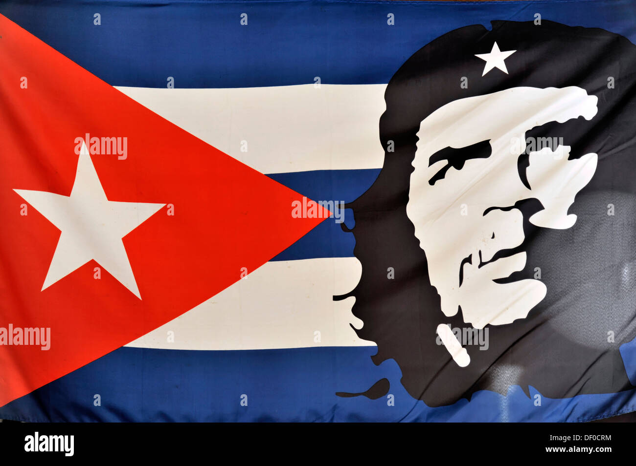 Bandiera di cuba con un ritratto di Che Guevara, nel centro di Santa Clara, Cuba, Antille Maggiori, dei Caraibi e America centrale Foto Stock