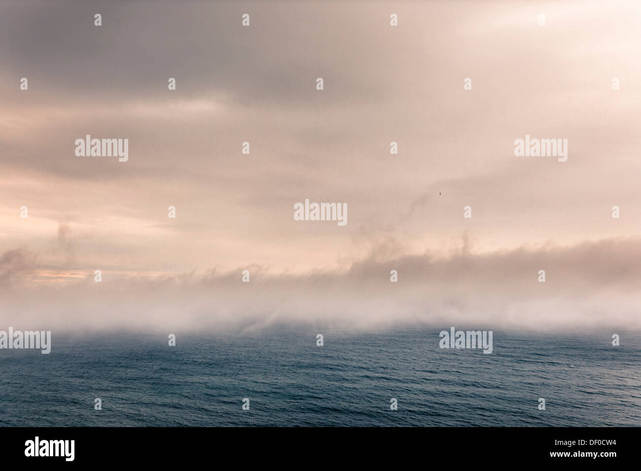 Nebbia di mare oltre l'Oceano Artico, bei Siglufjördur, Islanda Foto Stock