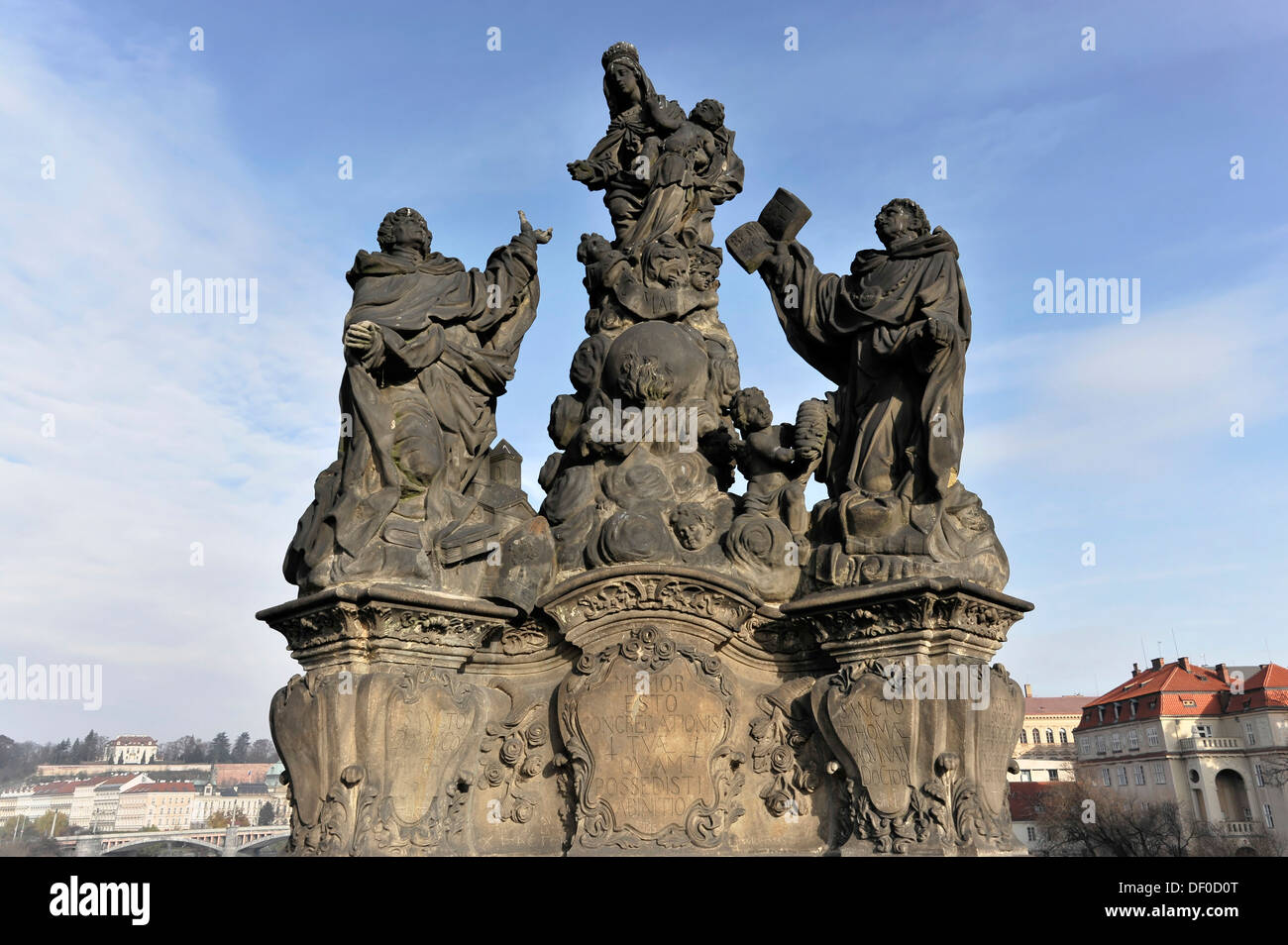 La statua della Madonna, San Domenico e San Tommaso d Aquino, 1708, Charles Bridge, Sito Patrimonio Mondiale dell'UNESCO, Staré Město fine Foto Stock