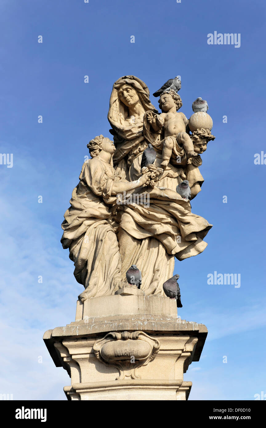 Statua di Pietra della St Anne, 1707, Charles Bridge, Sito Patrimonio Mondiale dell'UNESCO, Staré Město fine, Praga, Hlavní město Praha Foto Stock