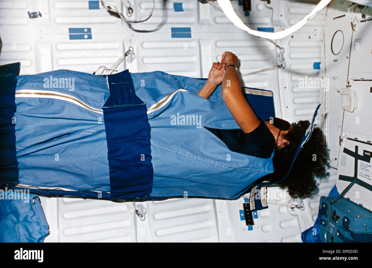 Astronauta dorme nello spazio Foto Stock
