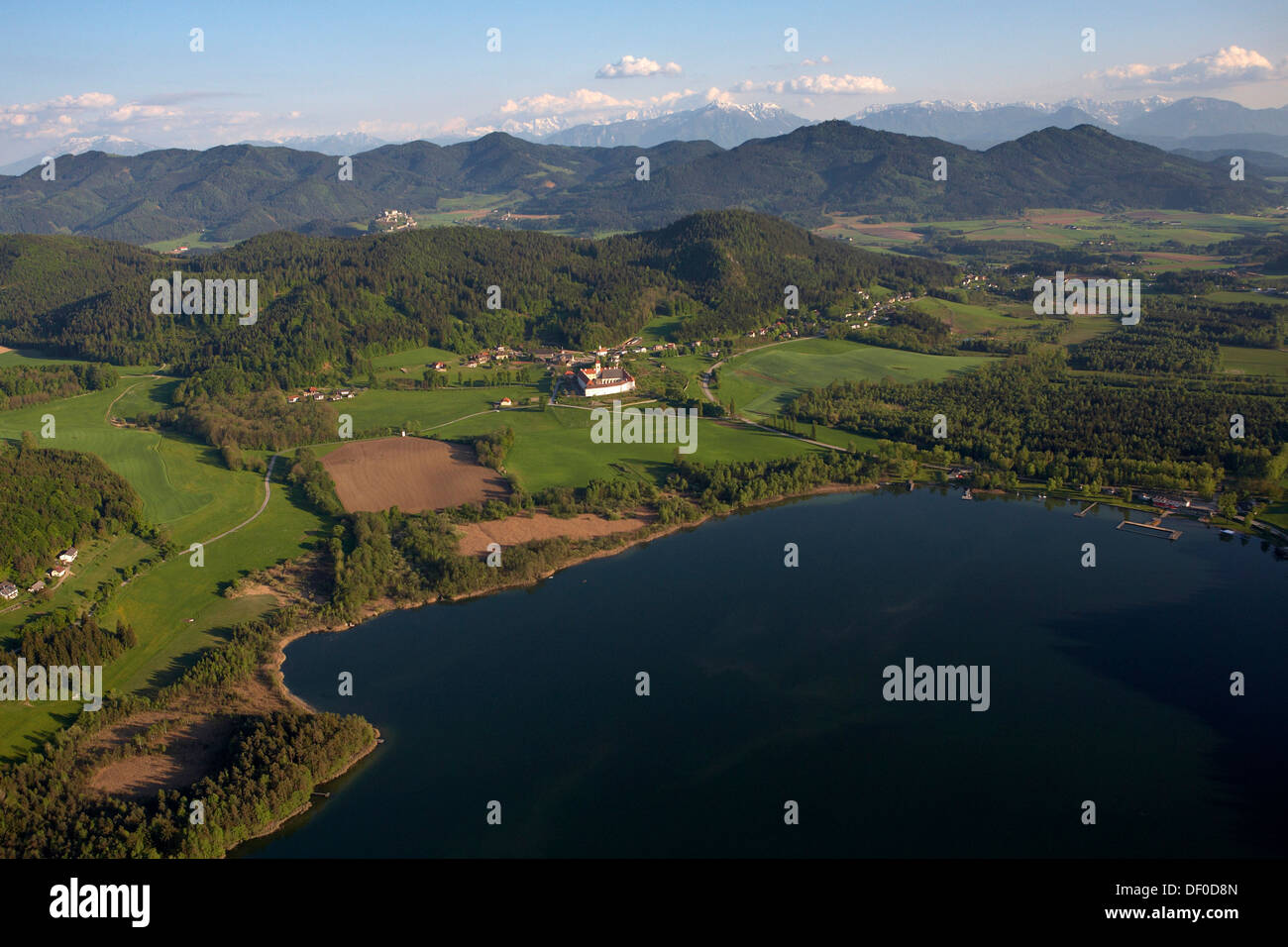 San Giorgio accanto al lago Laengsee, foto aerea, Carinzia, Austria, Europa Foto Stock