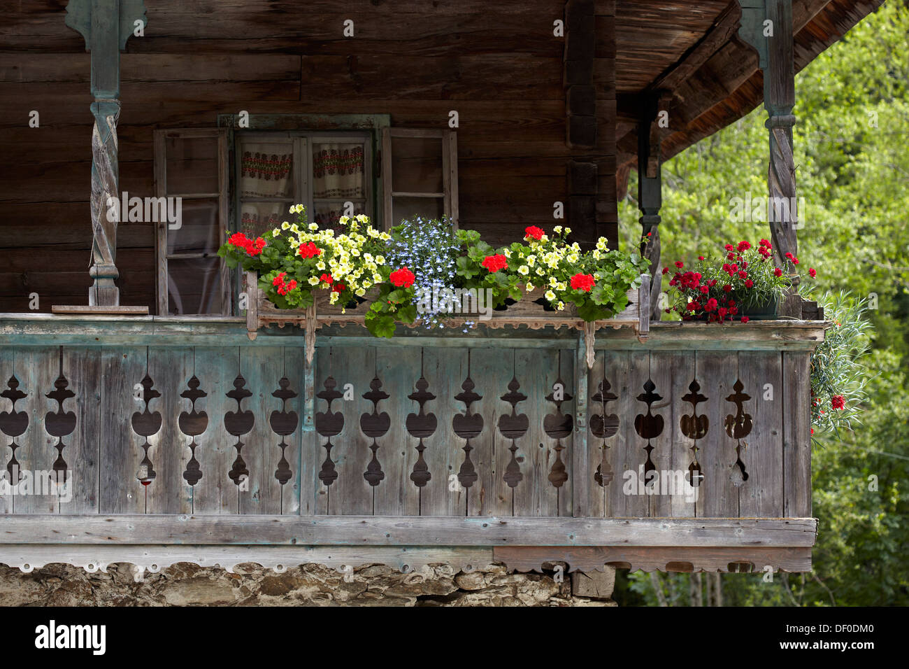 La vecchia casa colonica con decorazioni floreali, Vorderkrems, Carinzia, Austria Foto Stock