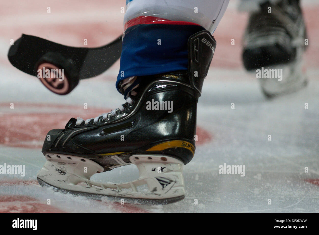 Vista in dettaglio di hockey su ghiaccio pattini, ice hockey stick Foto Stock