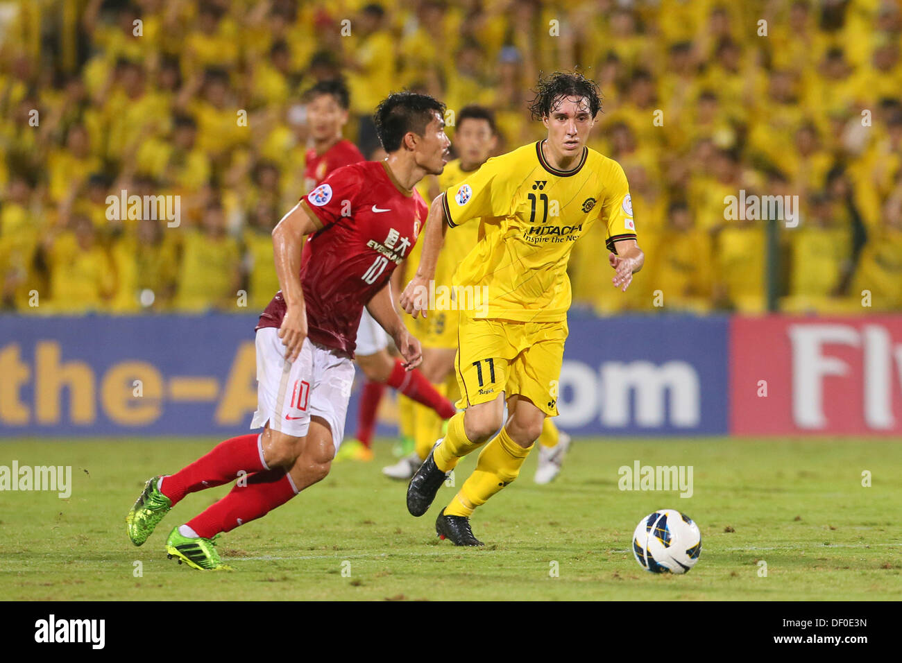 (L-R) Zheng Zhi (Evergrande), Cleo (Reysol), Settembre 25, 2013 - Calcio /Soccer : AFC Champions League semi-finale 1 gamba match tra Kashiwa Reysol 1-4 Guangzhou Evergrande presso Hitachi Kashiwa Stadium, Chiba, Giappone. © AFLO SPORT/Alamy Live News Foto Stock