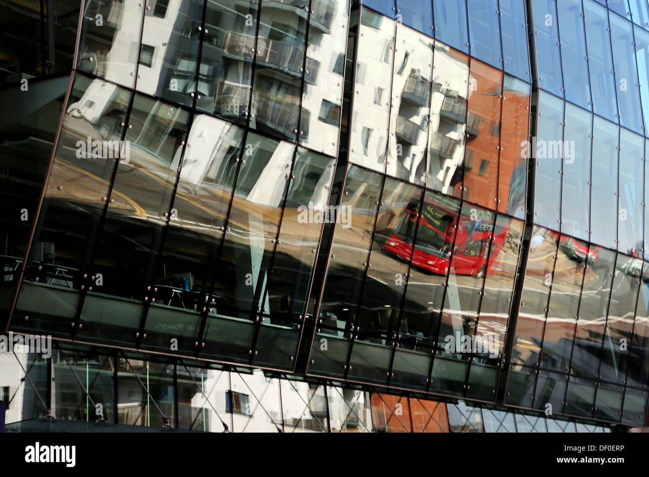 Wimbledon Londra Inghilterra la riflessione di strada nel palazzo di vetro Foto Stock