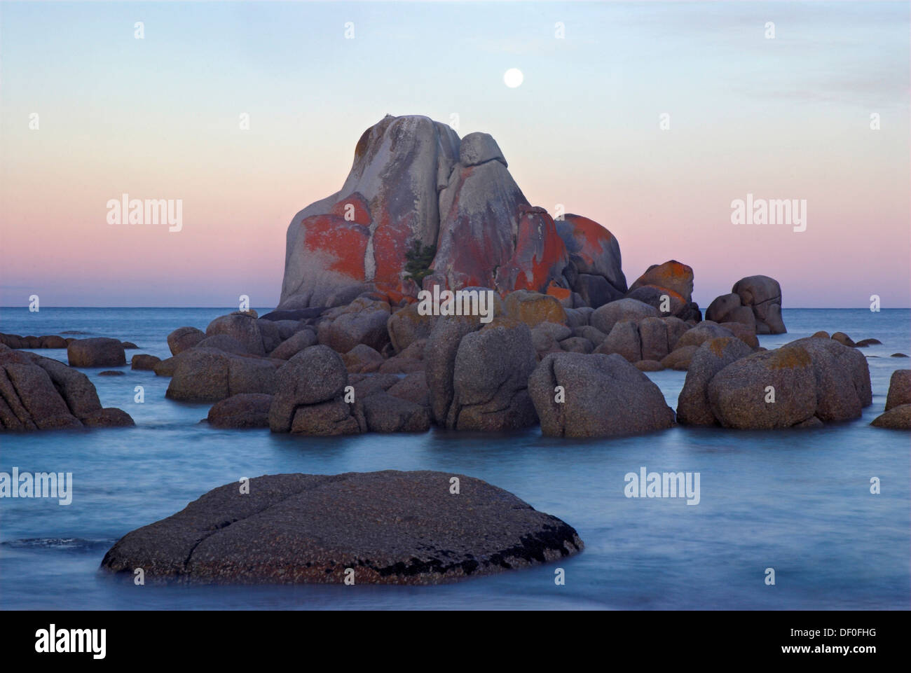 Rocce, le nuvole e la luna al punto da picnic, il Monte Guglielmo parco nazionale dopo il tramonto, il Monte Guglielmo National Park, la Tasmania Foto Stock