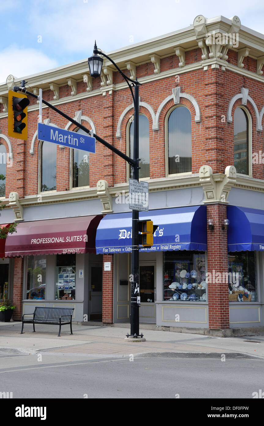 Tipico angolo di strada in scena con negozi e sun le tettoie in Milton, Ontario, Canada Foto Stock
