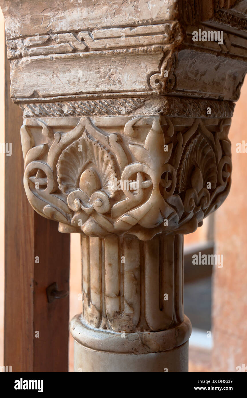 Corte dei Leoni - Colonna di capitale, Alhambra di Granada, regione dell'Andalusia, Spagna, Europa Foto Stock