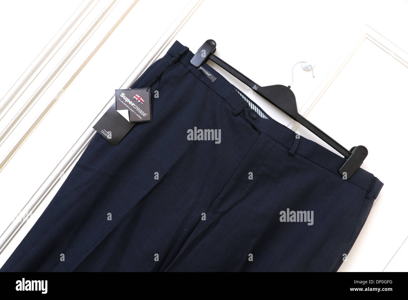 Supercrease piega permanente per i vestiti etichetta sul blu navy pantaloni Foto Stock