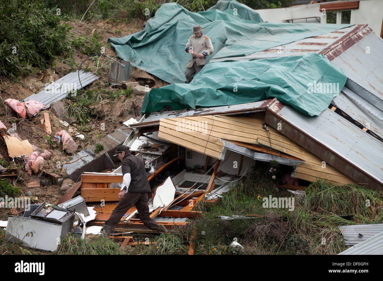 Casa distrutta dalla frana uccidendo occupante dopo forti piogge a Marahau, Nelson, Nuova Zelanda Foto Stock