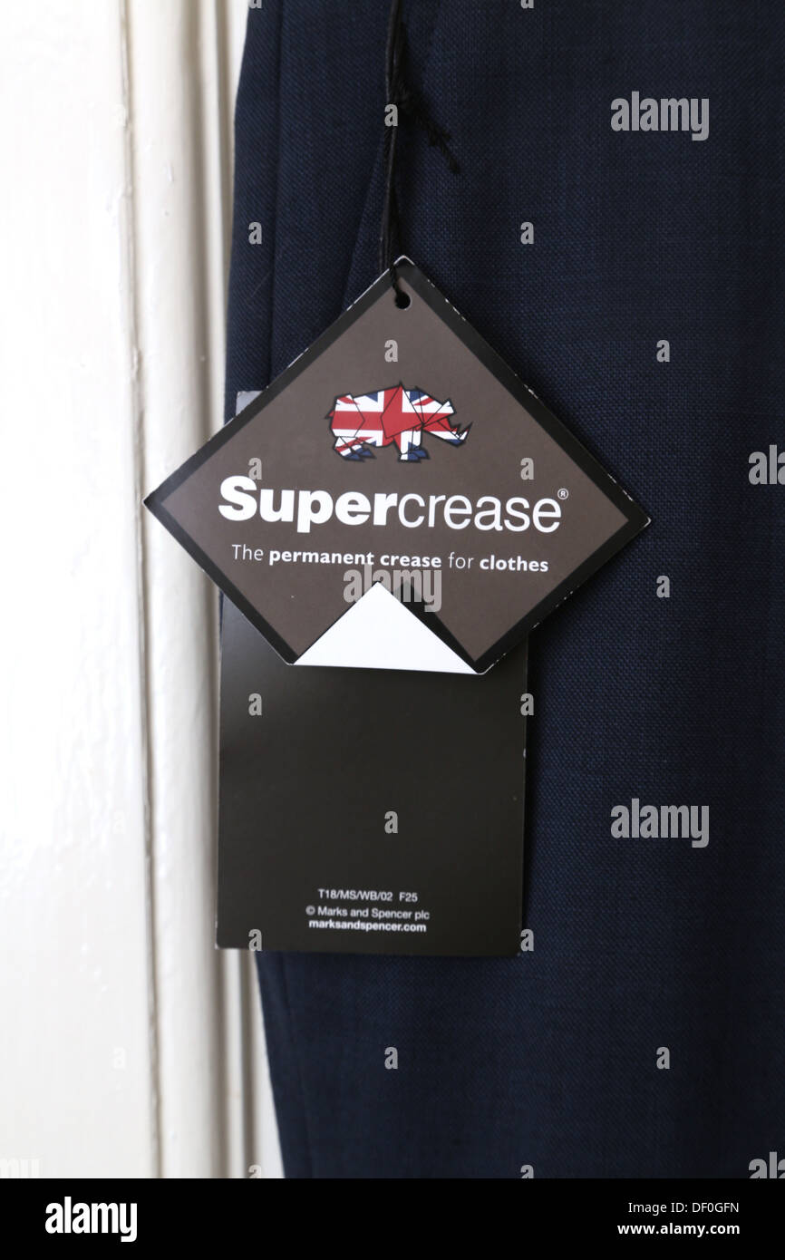 Close up Supercrease piega permanente per i vestiti etichetta sul blu navy pantaloni Foto Stock