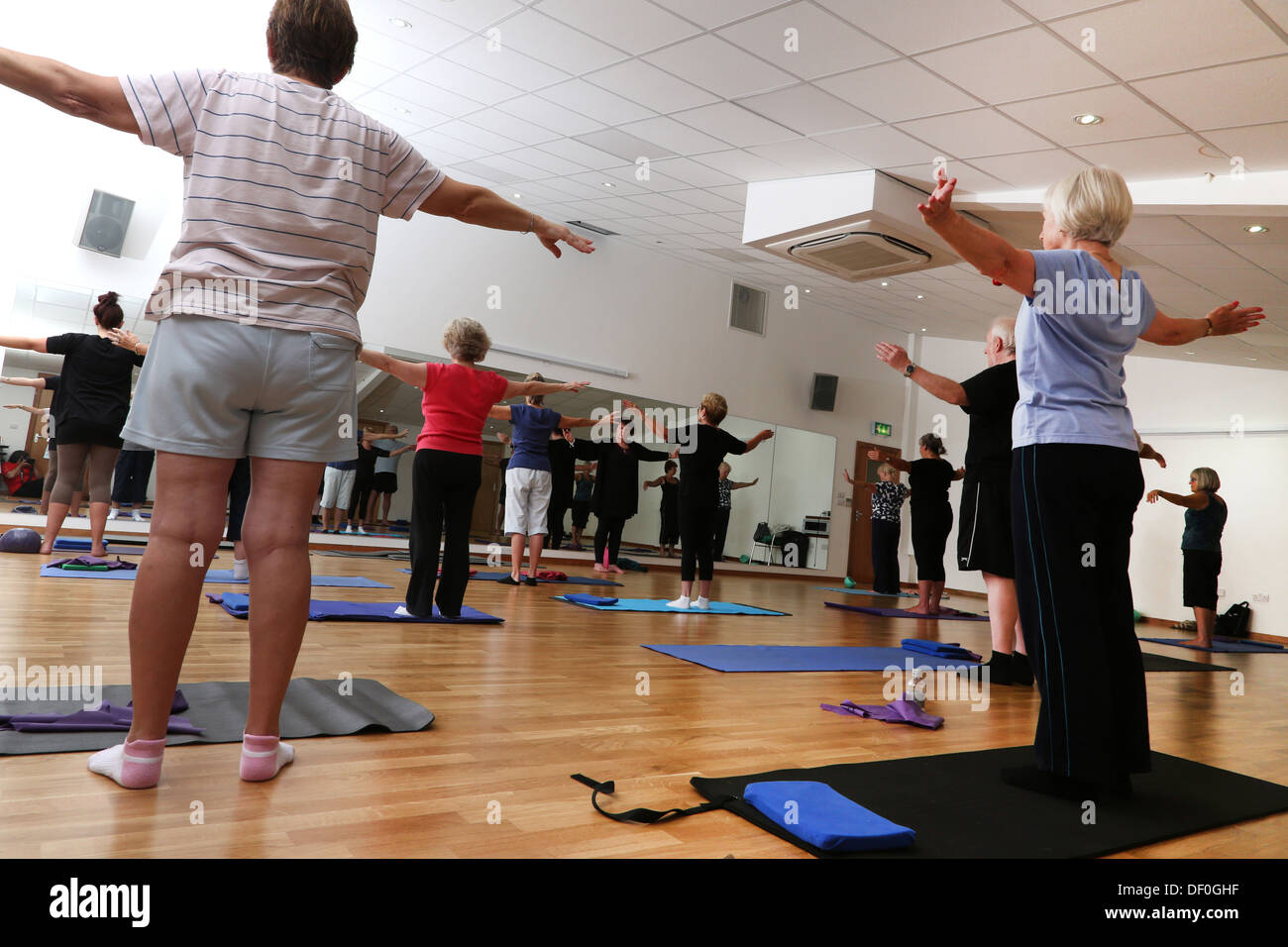 Istruttore di Fitness Pilates insegnamento fisica classe Fitness Foto Stock
