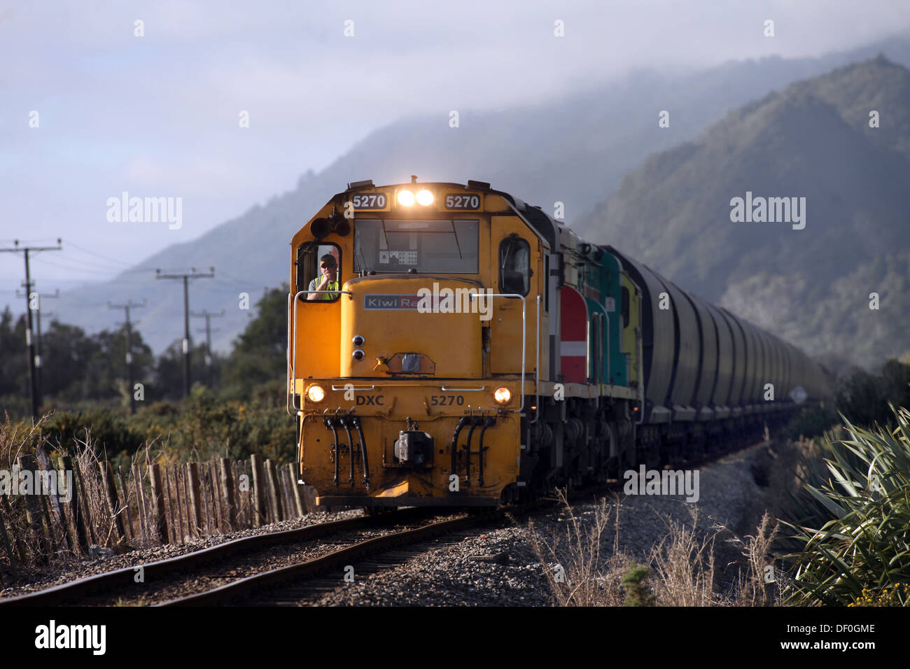 La linea ferroviaria vicino Granity, dove il Denniston miniera di carbone funziona ancora, Isola del Sud, Nuova Zelanda Foto Stock
