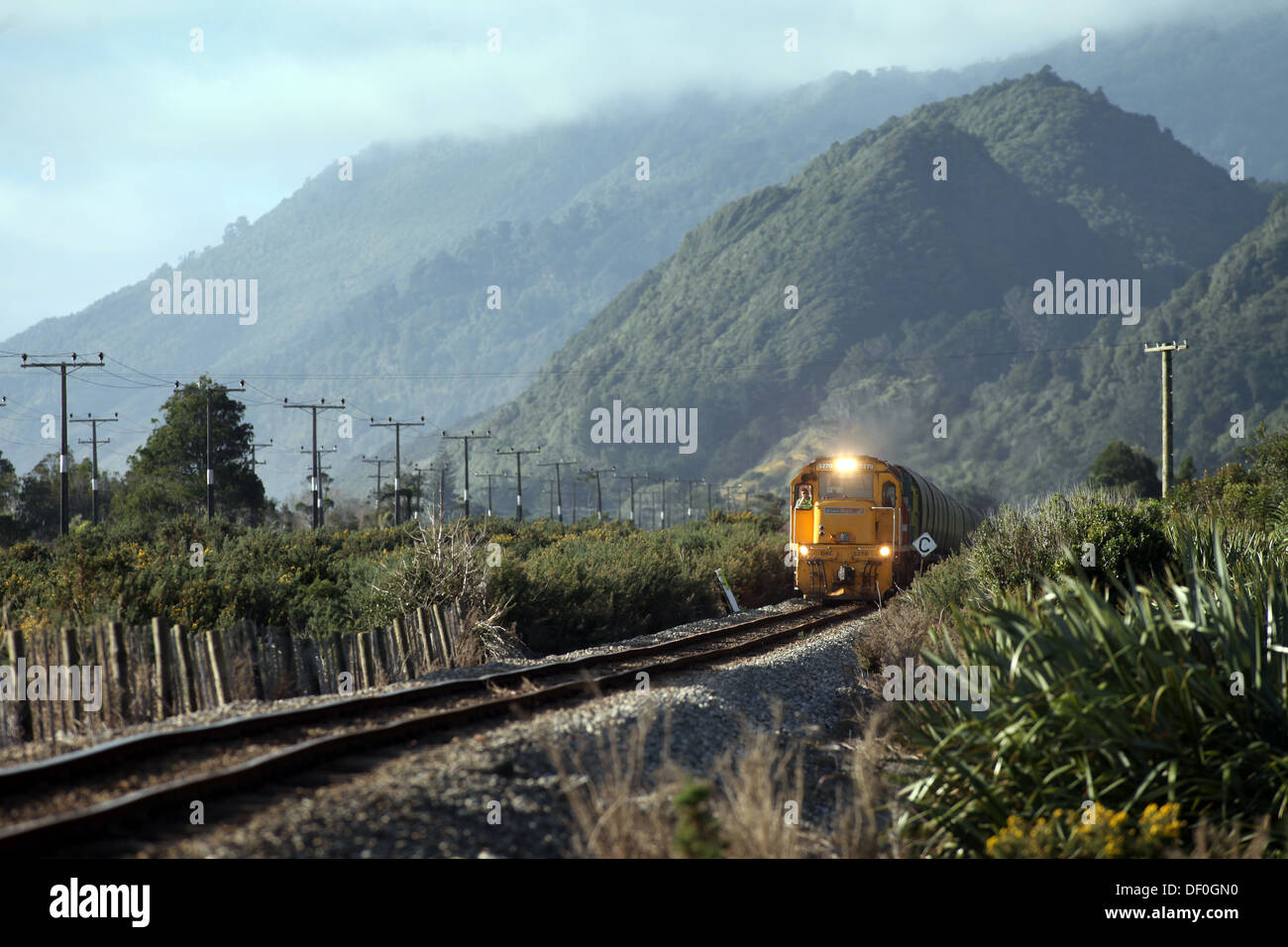 La linea ferroviaria vicino Granity, dove il Denniston miniera di carbone funziona ancora, Isola del Sud, Nuova Zelanda Foto Stock