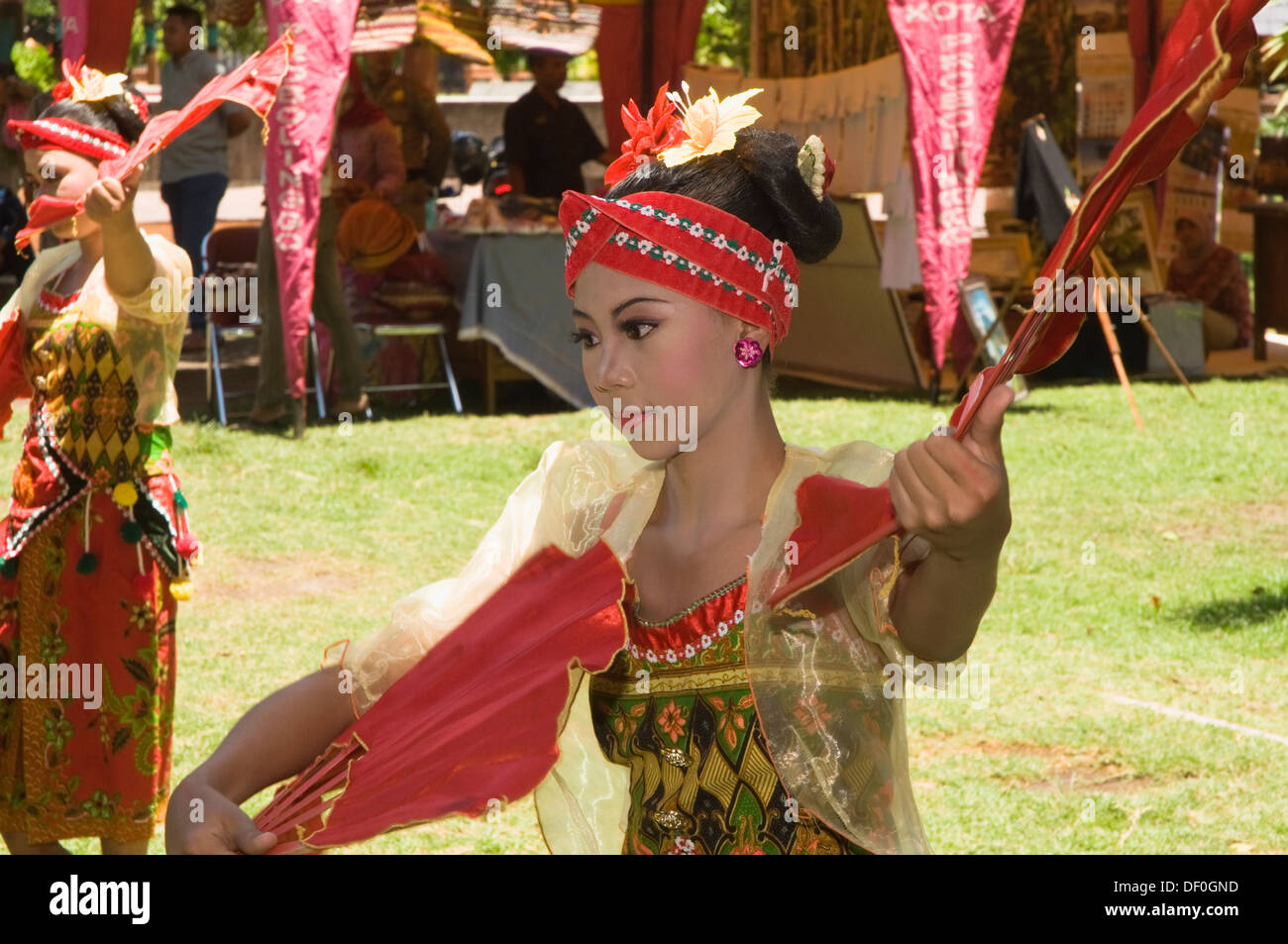 INDONESIA, Java, Probolinggo, ballerini in abito tradizionale di eseguire per i turisti Foto Stock