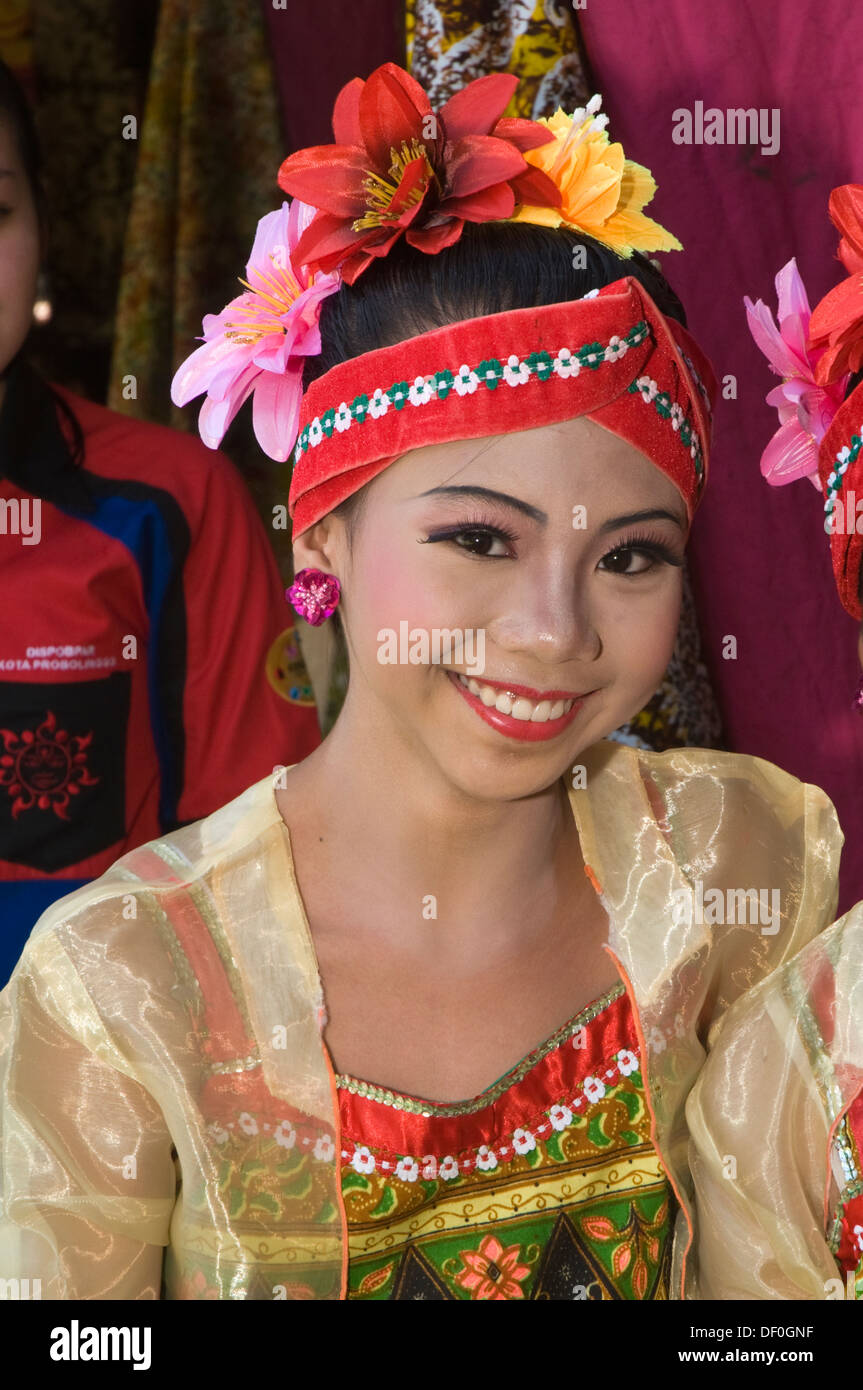 INDONESIA, Java, Probolinggo, ballerino in abito tradizionale Foto Stock