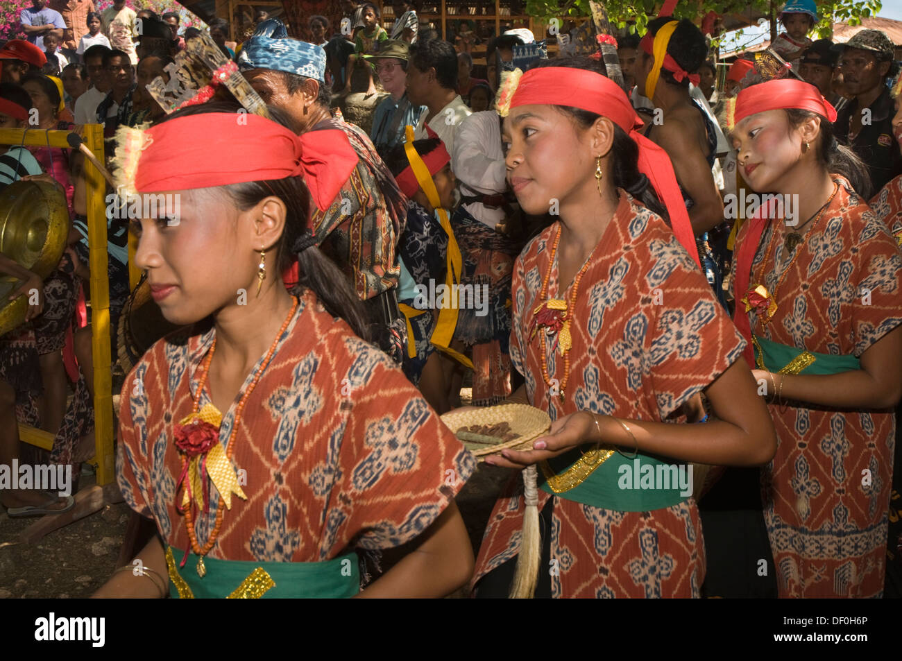 INDONESIA, Sumba, Maudolung, ballerine in abiti tradizionali come parte della cerimonia di benvenuto per i turisti Foto Stock