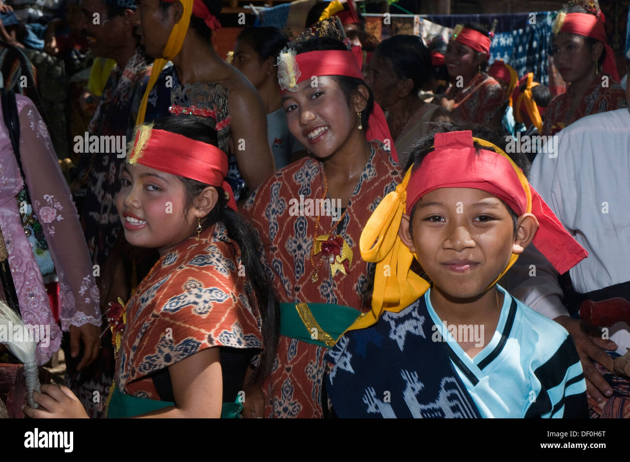 INDONESIA, Sumba, Maudolung, maschio e femmina ballerini in abiti tradizionali come parte della cerimonia di benvenuto per i turisti Foto Stock