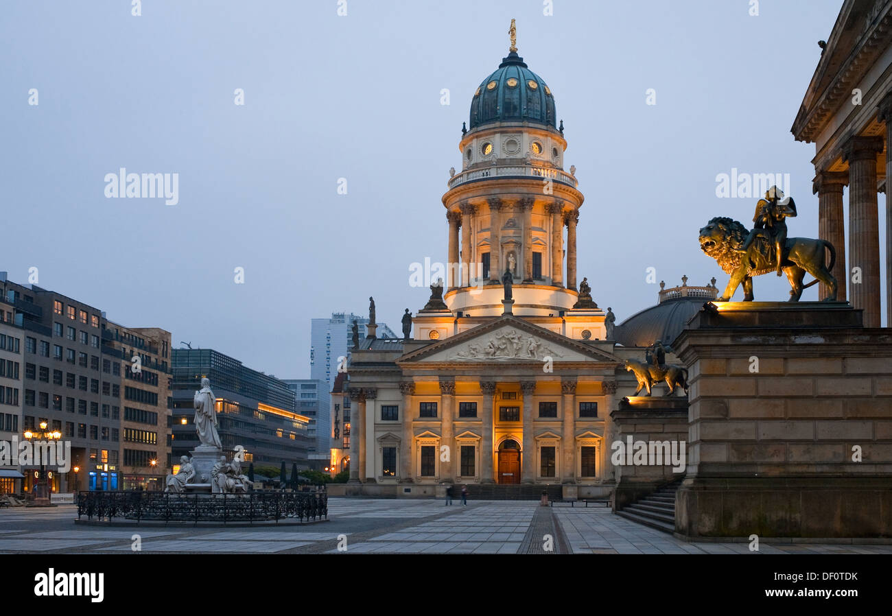 Berlino, Germania, Cattedrale Tedesca e il monumento a Schiller al Gendarmenmarkt Foto Stock