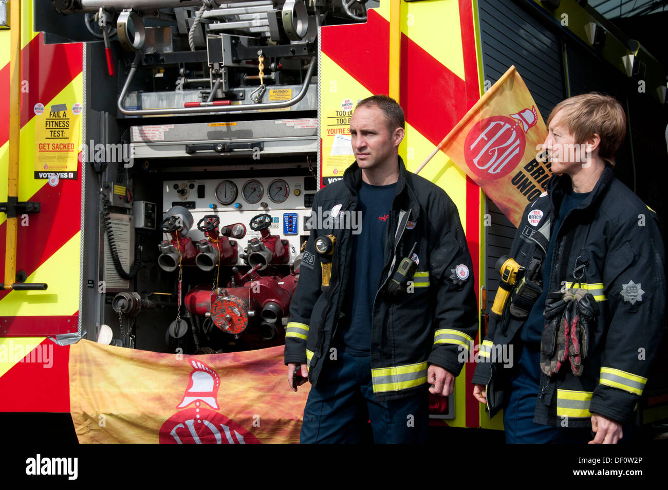 Vigili del fuoco sciopero da 12-4pm in una protesta contro le minacce alla loro pensioni. Un maschio e femmina vigile del fuoco nella parte anteriore del motore. Foto Stock