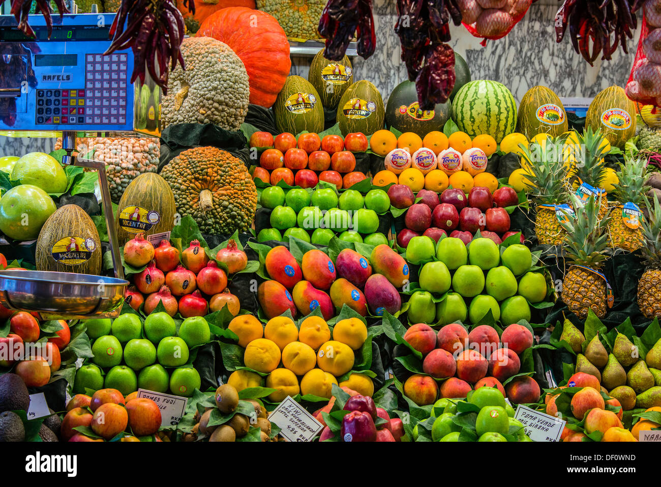 Frutta colorata in stallo, il Mercato della Boqueria, Barcellona, in Catalogna, Spagna Foto Stock
