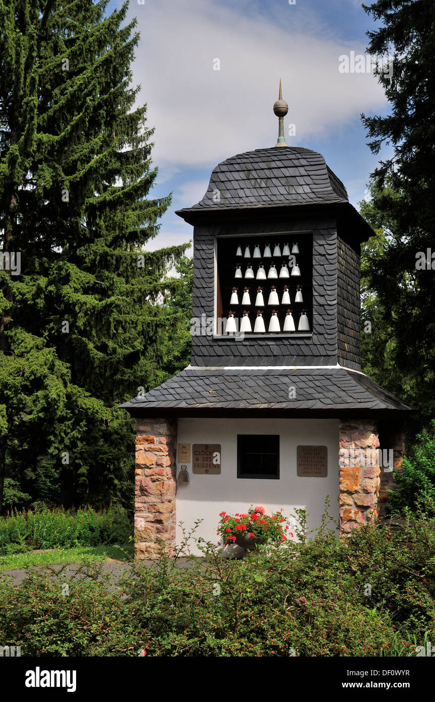 Porcellane Meissner carillon nel resort per la salute di park roccia dell'orso, Osterzgebirge, Meissner Porzellanglockenspiel im Kurpark Baer Foto Stock