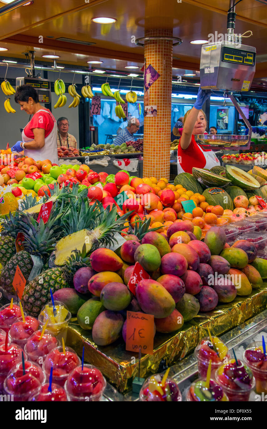 Frutta colorata in stallo, il Mercato della Boqueria, Barcellona, in Catalogna, Spagna Foto Stock