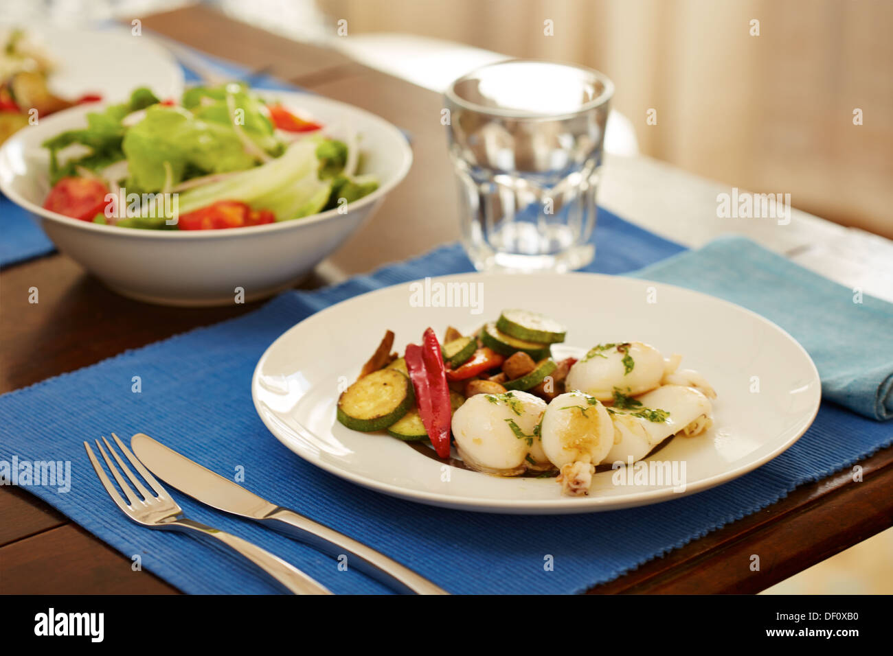 Grigliata di seppie e verdure in una tabella Foto Stock