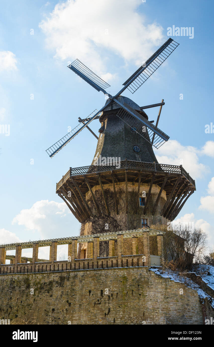 Tradizionale architettura europea: il vecchio mulino a vento in Germania Foto Stock