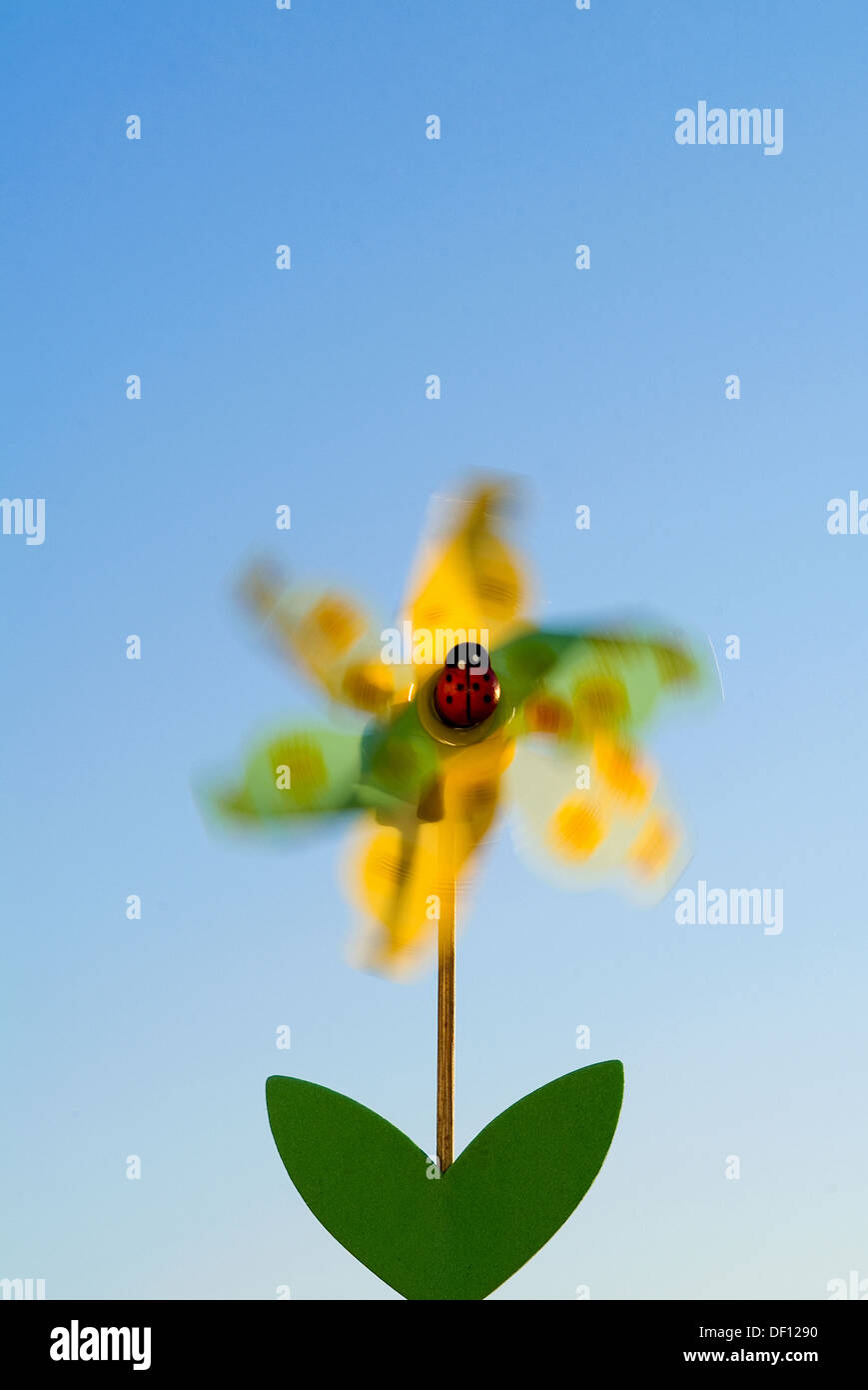 Berlino, Germania, un wind chime, Whirligig, sotto forma di un fiore Foto Stock