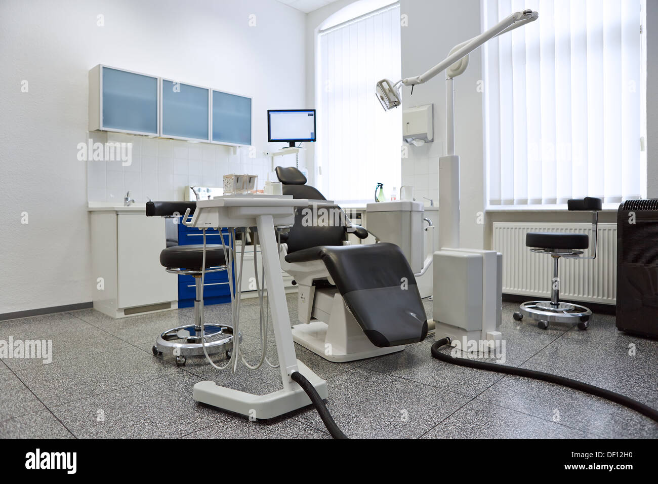 Dentista sedia nella luminosa sala di trattamento nella pratica dentistica Foto Stock