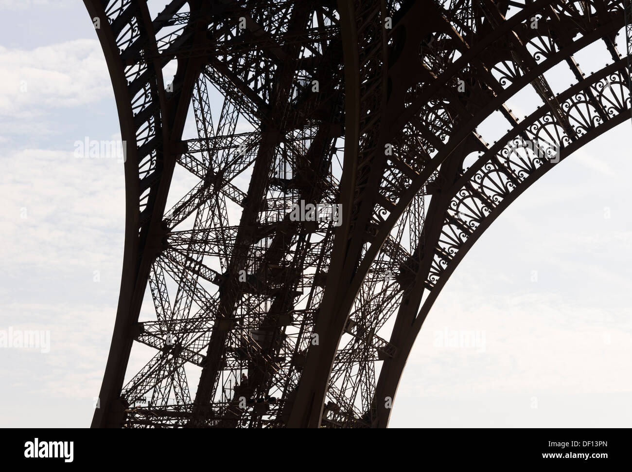 La gamba dello scheletro della Torre Eiffel, Parigi Foto Stock