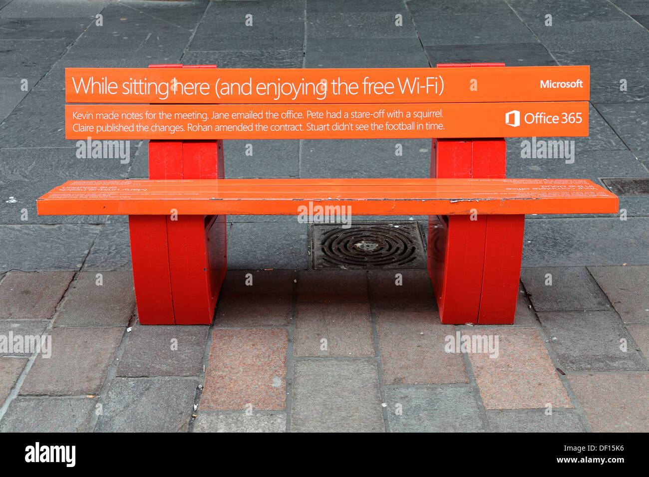 Un Microsoft Wifi gratuito panca su Buchanan Street nel centro della città di Glasgow, Scotland, Regno Unito Foto Stock