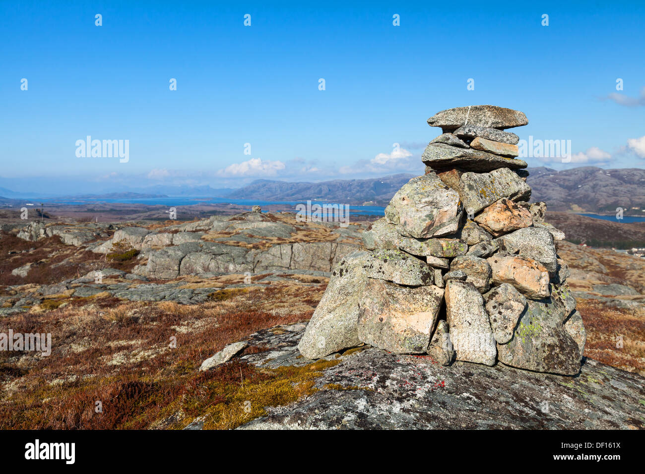 Pietra di granito cairn come un marchio di navigazione sulla parte superiore della montagna Norvegese Foto Stock