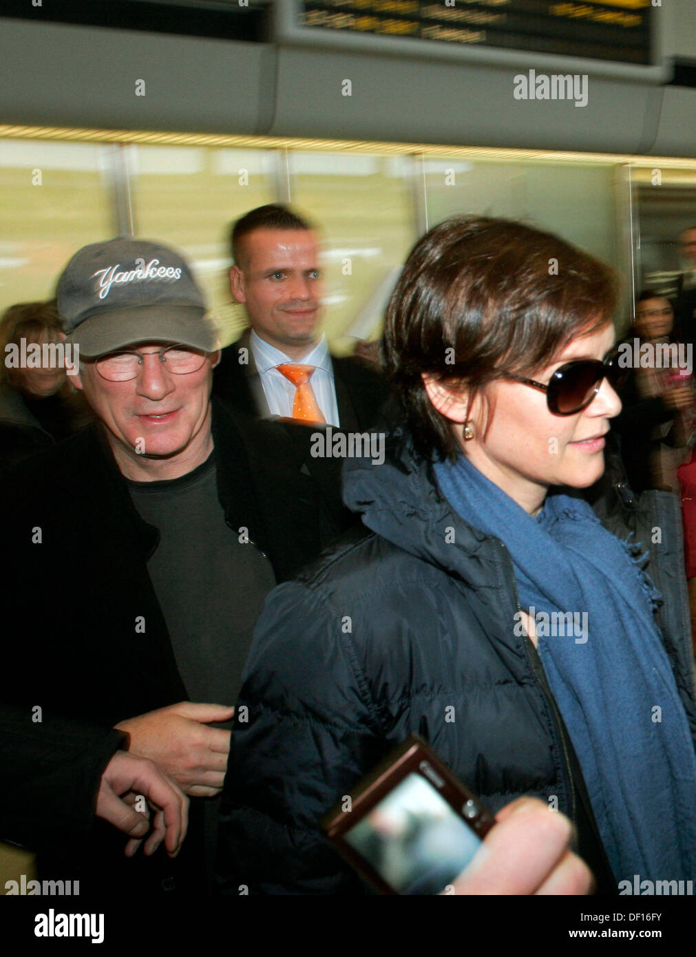 Noi attore americano Richard Gere e sua moglie Carey Lowell arrivano all'aeroporto Tegel di Berlino, Germania, 30 gennaio 2010. Foto: XAMAX Foto Stock