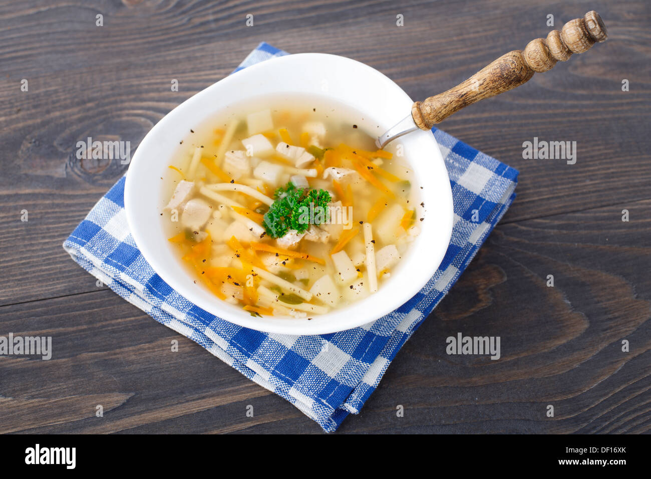 Ciotola di zuppa di pollo con verdure e tagliatelle Foto Stock