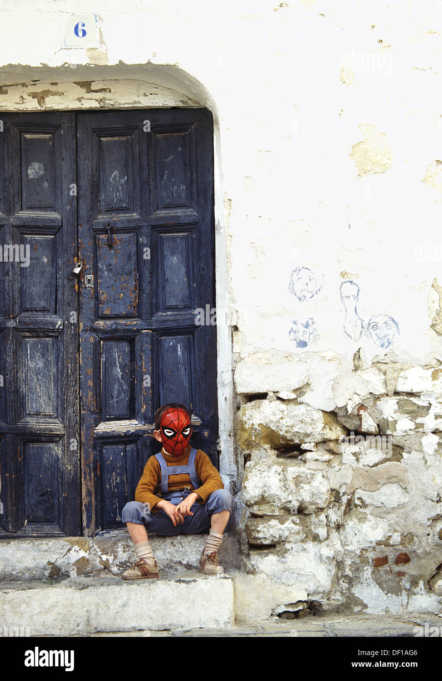 Bambino con Spiderman maschera. Andalusia. Spagna Foto Stock