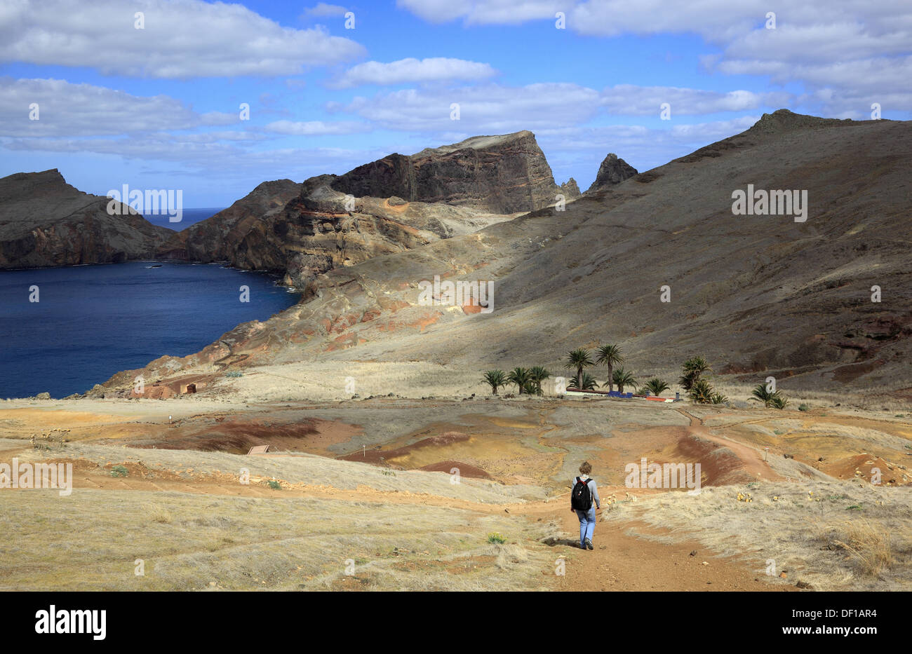 Madera, il cappuccio Ponta de Sao Lourenco, paesaggio all'estremità orientale dell'isola, gli escursionisti sulla via di Casa do Sardinha Foto Stock