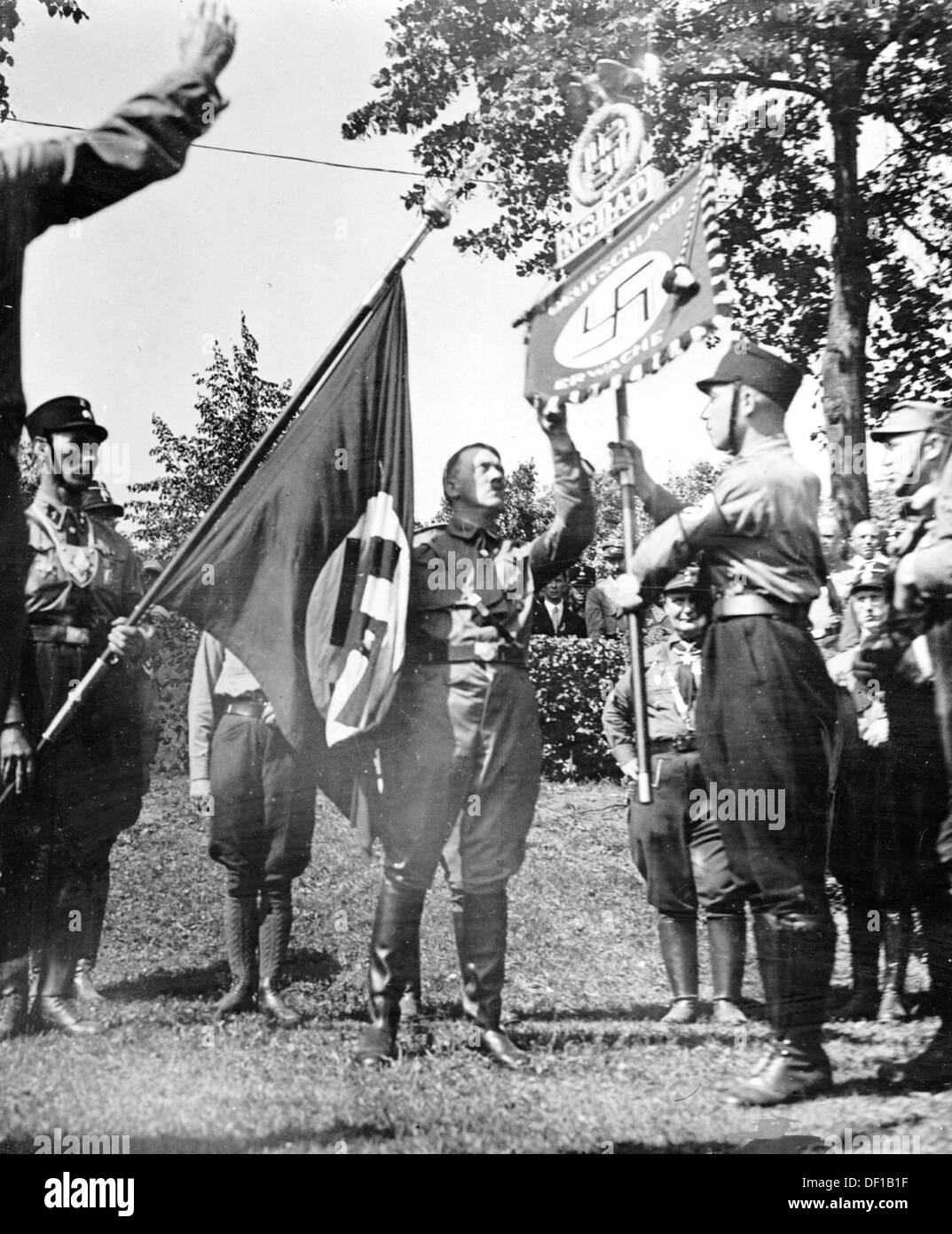 Adolf Hitler è raffigurato con un reggimento della SA "Germany wake Up". Data e luogo sconosciuti. Sullo sfondo, Hermann Göring. Fotoarchiv für Zeitgeschichte Foto Stock