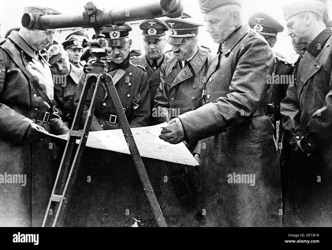 L'immagine della Propaganda nazista! Mostra Adolf Hitler studiare una mappa con i suoi generali dietro un periscopio. Data e luogo sconosciuti. Fotoarchiv für Zeitgeschichte Foto Stock