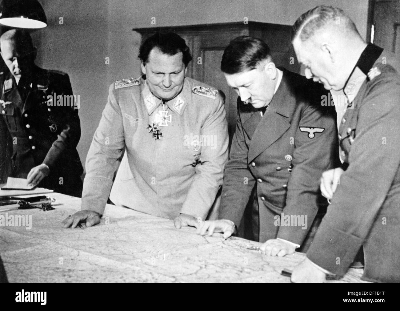 L'immagine della Propaganda nazista! Mostra Adolf Hitler rivedere la situazione militare nel bunker di comando di Göring a Potsdam, Germania, data sconosciuta. (A destra, generale maggiore Josef 'Beppo' Schmid) Fotoarchiv für Zeitgeschichte Foto Stock